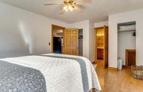 Shady Point Retreat with Hot Tub and Pickleball! - Foto 13