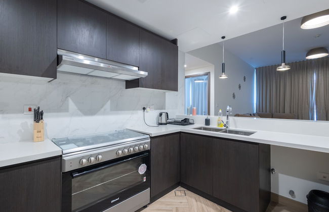 SuperHost - Chic Modern 1BR Apt Retreat with City View - Photo 9