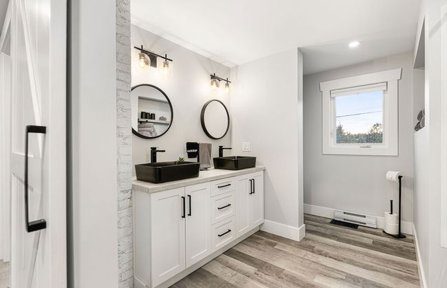 Cozy and Modern Oceanview Cottage With hot Tub - Photo 12