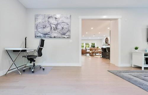 Renovated & Sophisticated Home Near Beach & Shops! - Photo 59