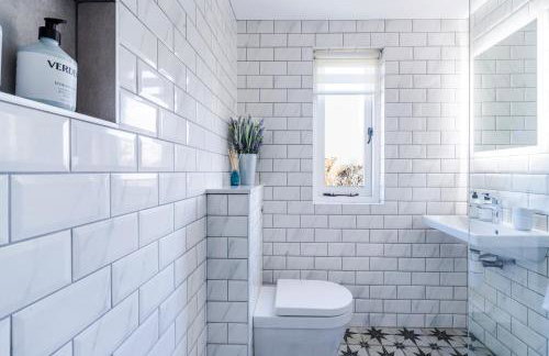 Cozy 3 Bedroom Terrace Cottage in Epsom - Photo 14