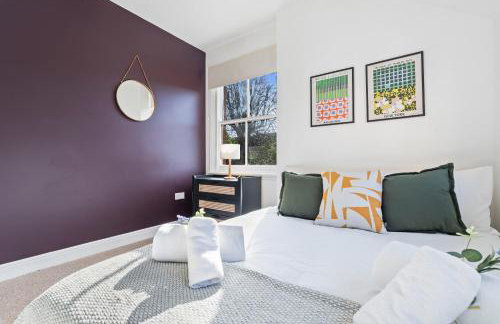 Charming and Spacious Home in Cradley Heath by 53 Degrees Property Sleeps 8 - Foto 18