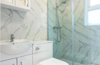 Amazing 3 bedroom, 2 bathroom, ground floor flat with garden, near train Station and bus stop - Foto 15