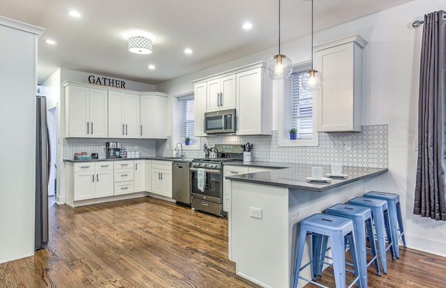 Expansive Downtown Home | JZ Vacation Rentals - Photo 11