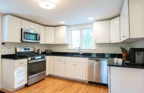 Pristine Multi-Family Home w Barn Game Room - Foto 11