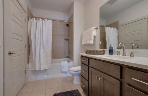 New East Nash - King Bed Short Drive to Dwntwn - Foto 22