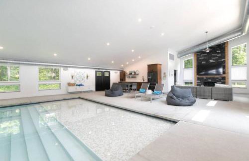 38-Acres of Luxury: 9BR, Indoor Pool, Gym, Near ND - Foto 48