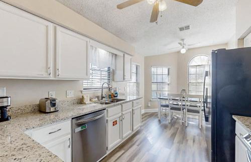 Spacious and quiet home with private patio & enclosed yard - Foto 9