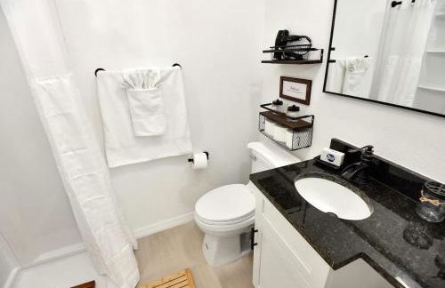 Modern King Suite #12 - Steps to Beach - Foto 11