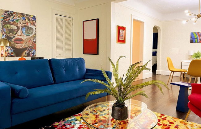 Gather Around the Mid-century Table at a Tranquil Haven - Foto 20