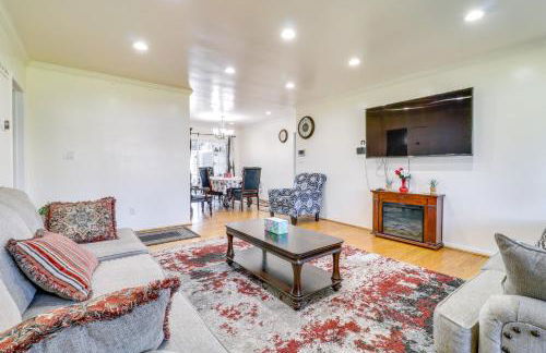 North Hills Home with Outdoor Entertaining Space - Foto 3