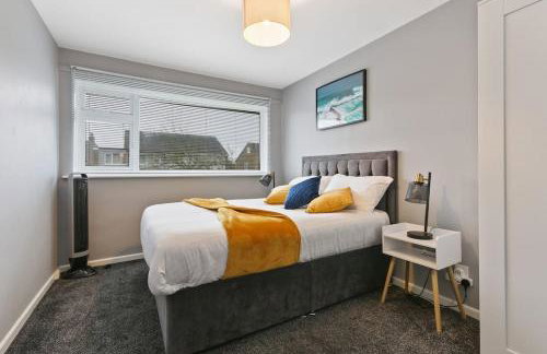 Superb 3 bed house, homely comforts close to supermarkets, with private parking on gated premise - Photo 33