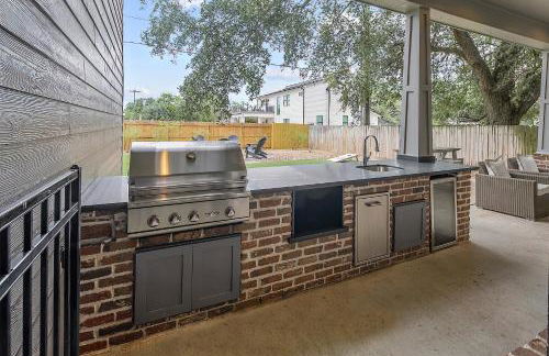 Luxury 5 BR 4 Bath, Hot Tub, Outdoor Kitchen, Across Street from Kyle Field! - Foto 47