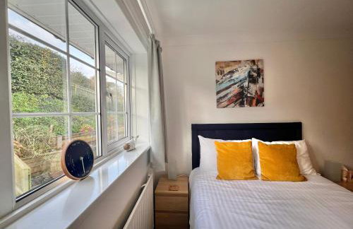 4 Bed Retreat with Balcony & Estuary views - Photo 48