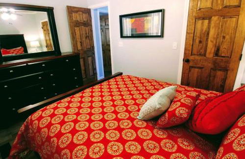 Peace of Heaven, Modern Chic Cabin, Majestic Mountain Views, Hot Tub, Fire Pit, Outdoor Games, Close to Town - Foto 26