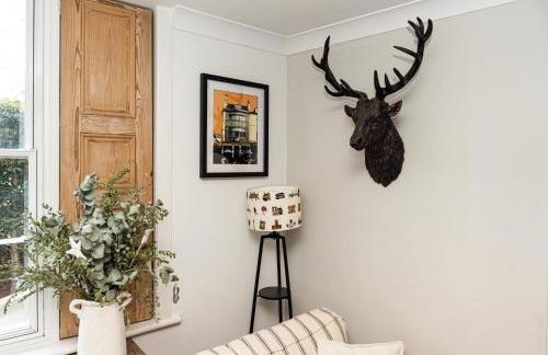 Central Stamford Apartment with private parking - Foto 27