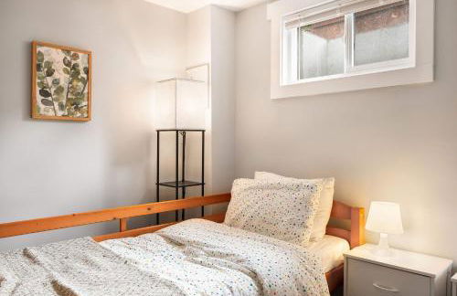 Spacious 2BR Home Backyard Parking & UW - Foto 15