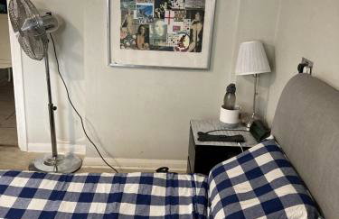 STUNNING GARDEN APARTMENT Central Exclusive Self Catering With Free Off Road Parking By Flat & Wiffi Beautifully Secluded 3 mins From All Amenities THIS IS A HOME NOT A HOTEL - Photo 12