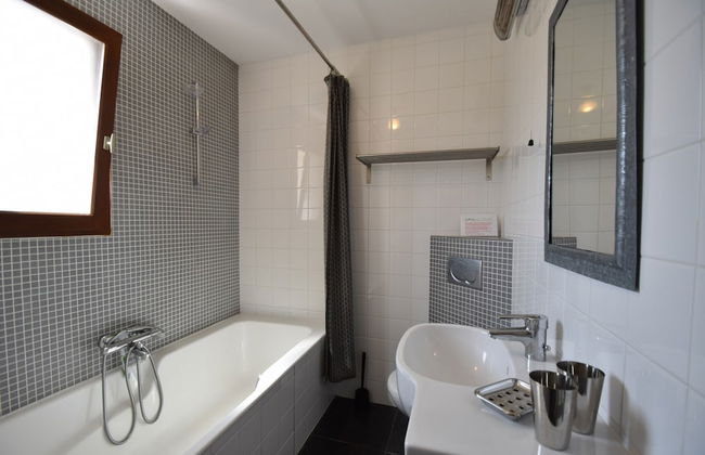 Villa With Heated Pool, Jacuzzi, Sports Field and Stunning Views - Photo 45