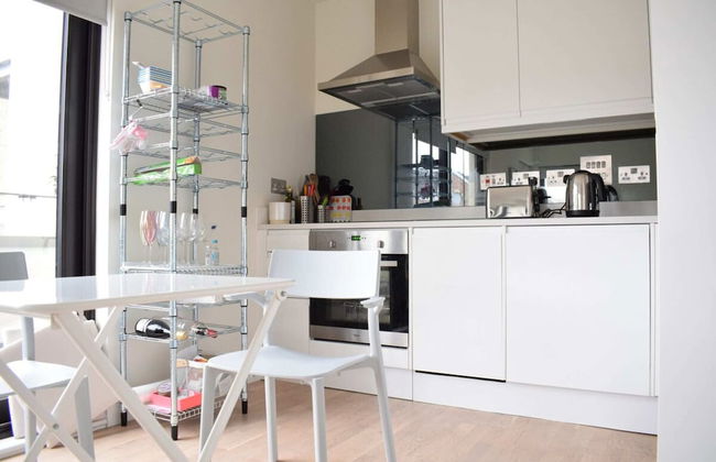 Bright 1 Bedroom Flat in North London With Balcony - Photo 4