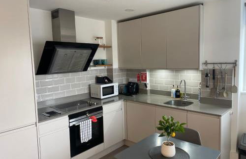 Central Leigh, on the Broadway, private gated parking, balcony - Foto 6