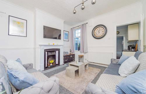 Central Townhouse Wolverhampton - Sleeps 8 - Ideal for Contractors & Families - Foto 1