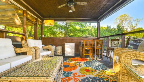 Home with Hot Tub, Playset and Grills in Clarksville! - Foto 2