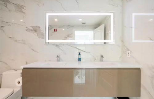 Beachfront Bentley Hotel One Bedroom Suite with Balcony and Beach access - Foto 11