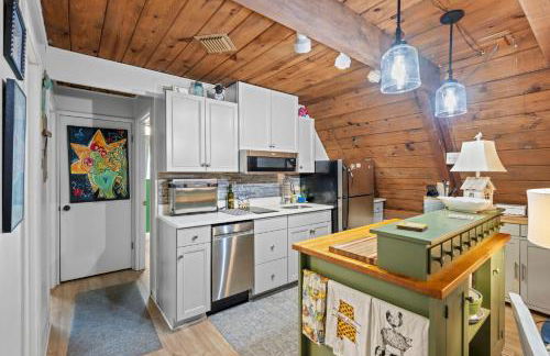 A-Frame with VIEWS - Walk to Downtown and Park - Pets OK - Foto 32