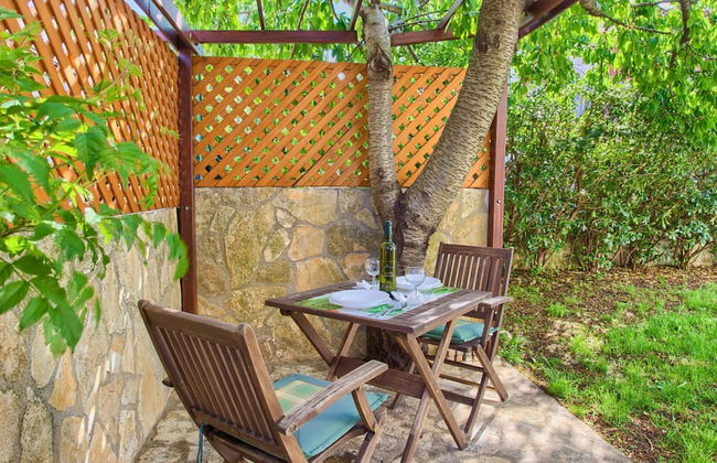 Elegant Krk Hideaway Apartment With Terrace - Photo 10