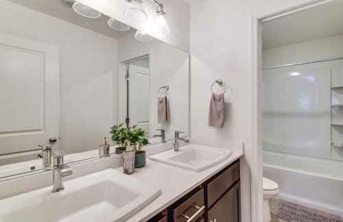 Pool Table and Patio! Spacious Merced Getaway - Foto 27