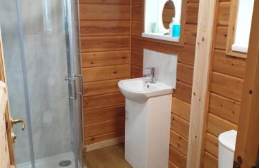 Luxurious lodge, Woodlands View, Hot tub at Rudyard Lake, couples or small family - Photo 21