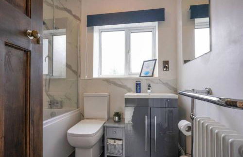 Orchard Bungalow - Sleeps 10 - Close to Town Centre - Free Parking, Pool Table, Fast Wi-Fi and Smart TV with Netflix by Yoko Property - Foto 31