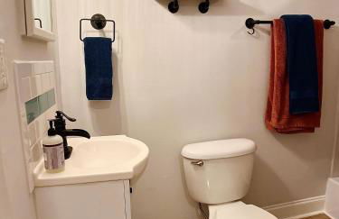 Cozy Downtown Cottage - Parking, Pet Friendly! - Foto 15