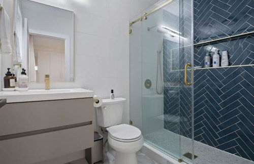 Elegant 2BR-2BA Spacious Escape with Rooftop Near NYC - Foto 18