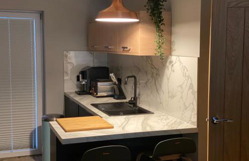 Lovely 3 bed with jacuzzi, close to airport, driveway, wifi - Foto 35