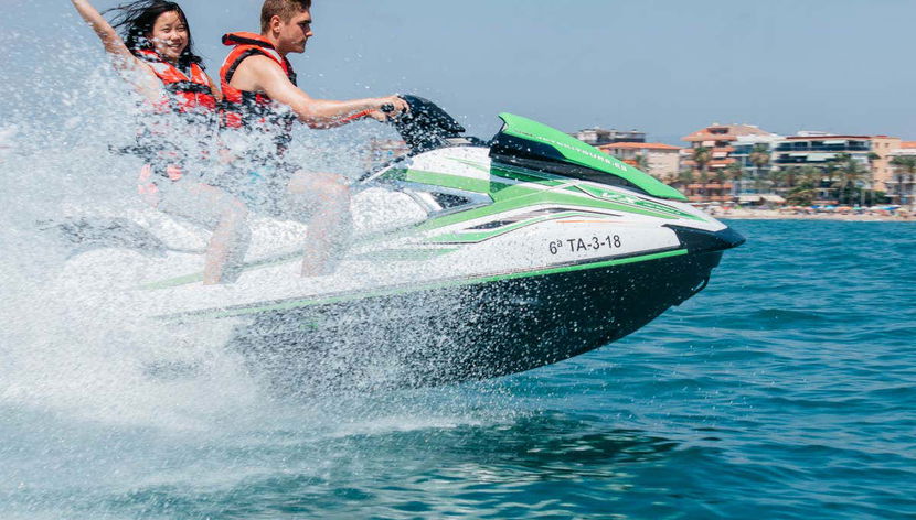 Recorriendo la Costa Dorada en moto de agua