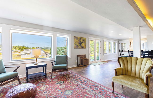 Private Beach Access + Water Views! Sleeps 18, Historic 6bdr Farmhouse w/ Deck - Foto 18