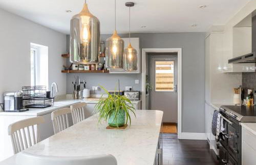 Stunning 5 Bed in the Centre of Bourton! - Photo 44