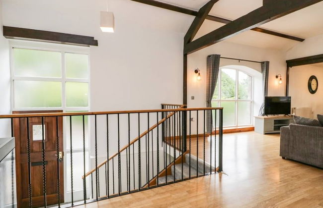 COACH HOUSE - Photo 19