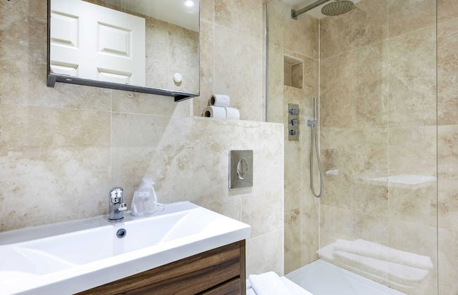 Beautiful 3-bed in the Heart of London With Parking-hosted by Sweetstay - Photo 14