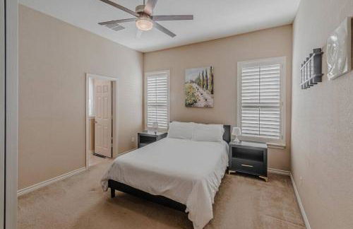 The Castle! by the Lake with Pool & Balcony West Plano - Foto 20