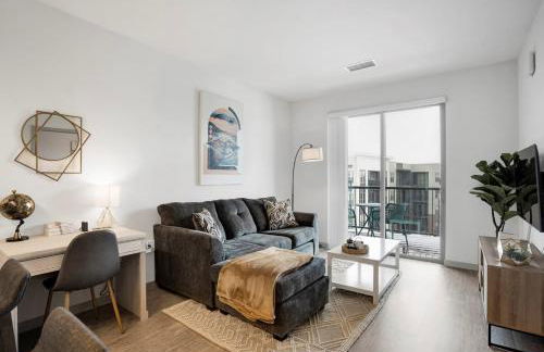 Pool with Free Covered Parking and Washer & Dryer in Unit - Foto 1