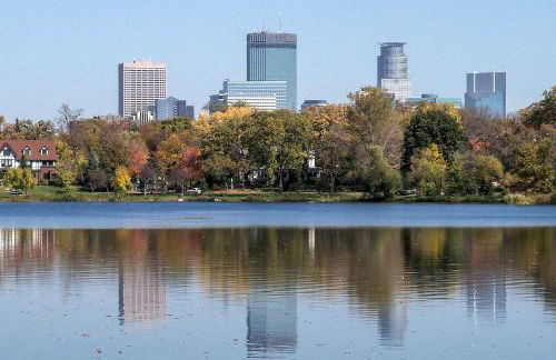 Charming MPLS Home with Patio - Walk to Uptown! - Foto 36