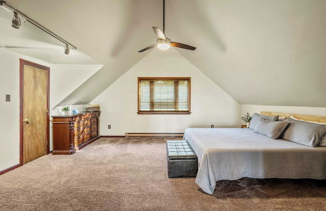 Sky View Chalet by Avantstay Stunning Interior, Spacious Deck, Hot Tub, & View - Photo 17