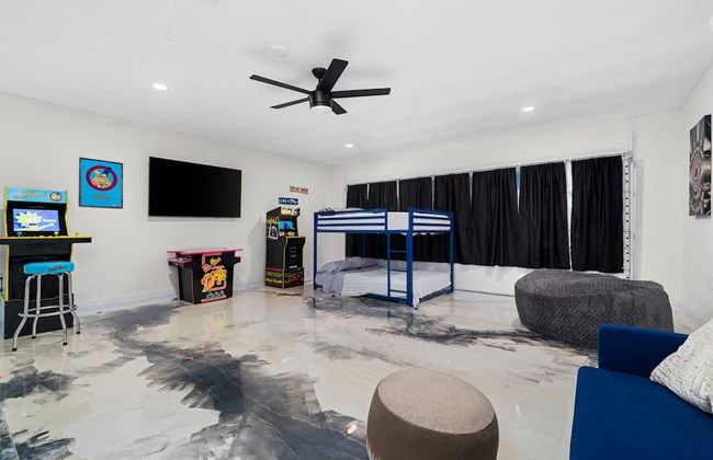 High End Home w Pool Hot Tub Gameroom - Photo 46