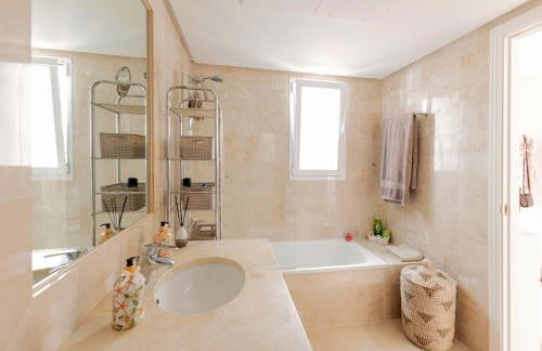 Elegant Marbella Apartment, 5-Pool Oasis, Sunlit Terrace, Garage - Photo 37