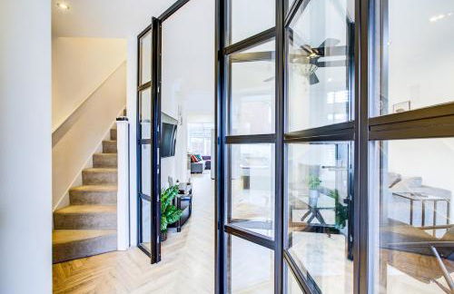 The Iver - 3BR - Spacious House - Free Parking - Photo 16