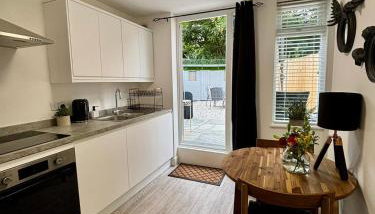 Stylish and Chic Seaside Apartment - Foto 3, Garden, stove, dishwasher