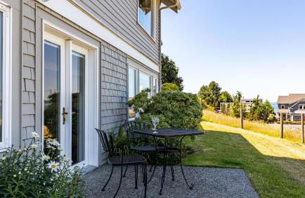 Private Beach Access + Water Views! Sleeps 18, Historic 6bdr Farmhouse w/ Deck - Foto 70